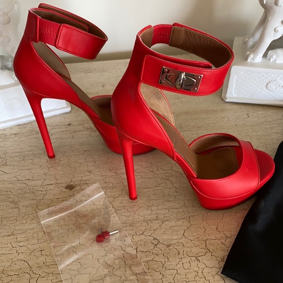 Givenchy Shoes - Givenchy stunning RED platforms 👠